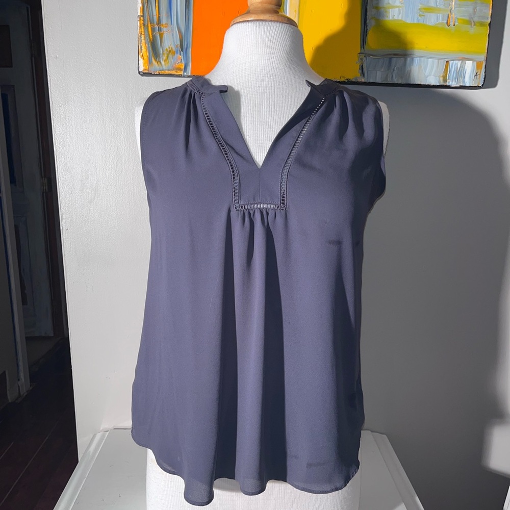 ANN TAYLOR GREY SLEEVELESS BLOESE SIZE MEDIUM PETITE